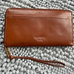 Margot New York Gabby single zip around wristlet, EUC, front slip,goldtone pull